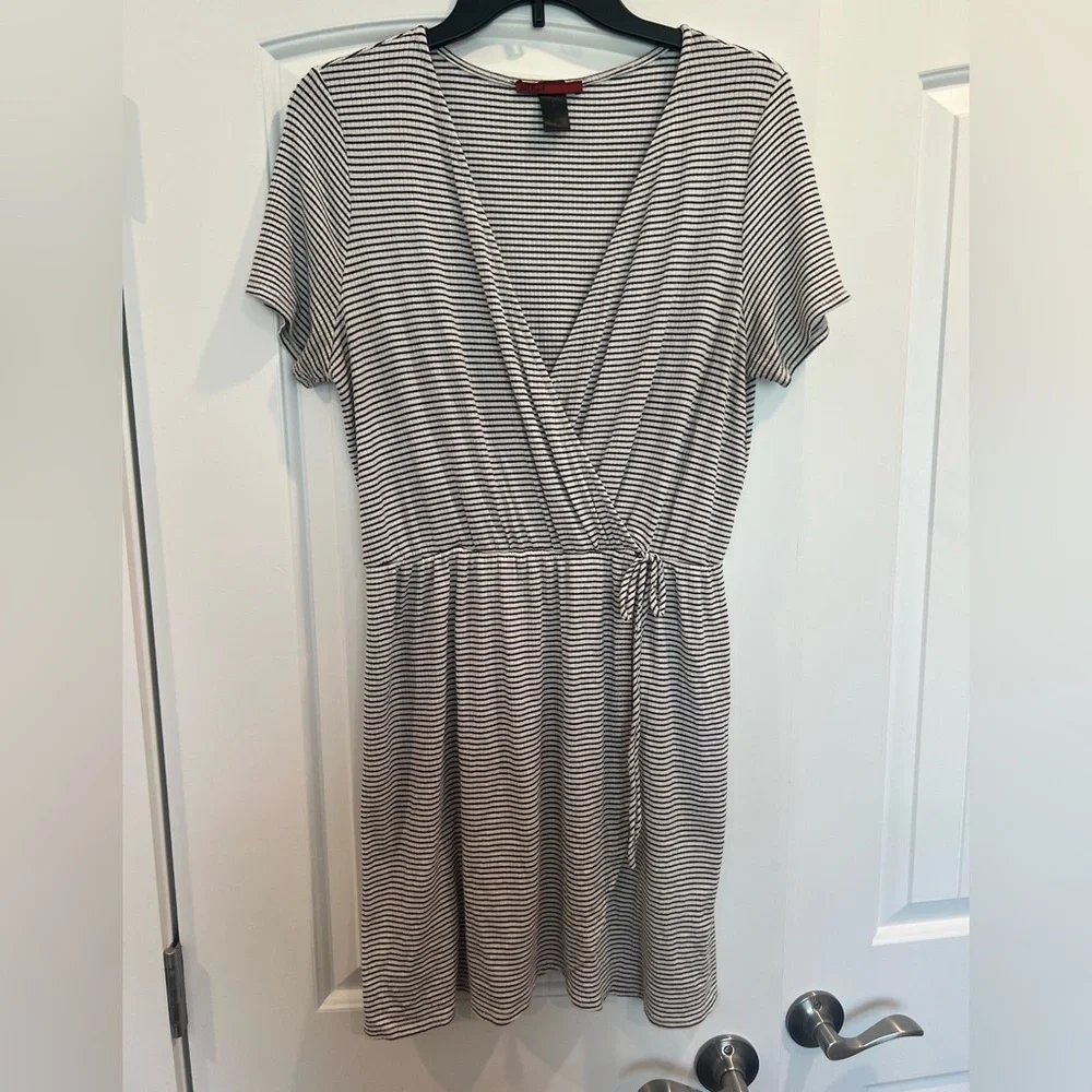 Chic Striped Black and White Midi Wrap Dress BKE RED Size Large Knit